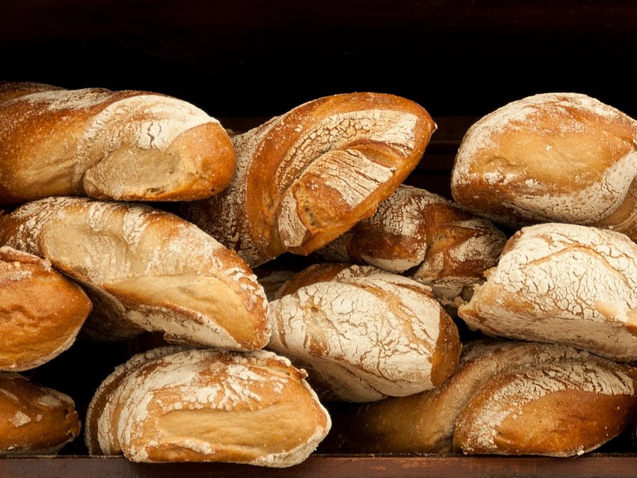 Übereinander gestapeltes, frisches Brot 