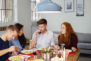 Junge Menschen sitzen an einem Tisch