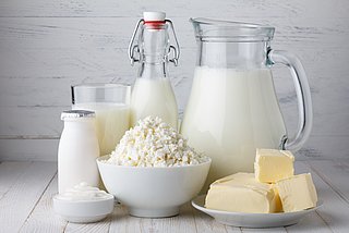 Verschiedene Milchprodukte wie Butter, Milch, Joghurt und Molke