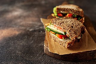 Brot mit Tomaten und Käse