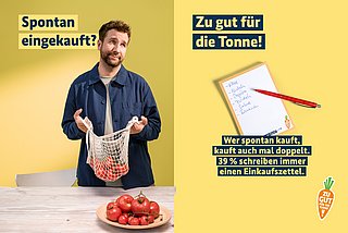 Mann mit Tomaten im Netz schaut genervt, vor ihm steht eine Schale mit alten und neuen Tomaten, Text: Spontan eingekauft, daneben: Einkaufsblock mit Schrift: Wer spontan kauft, kauft auch mal doppelt. 39 % schreiben immer einen Einkaufszettel.