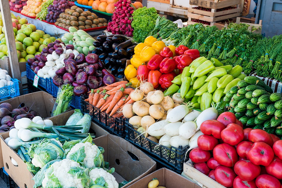 Verschiedene Obst und Gemüsesorten an einem Marktstand