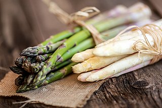 Grüner und weißer Spargel