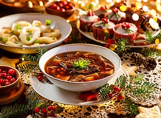 Teller mit weihnachtlichem Essen