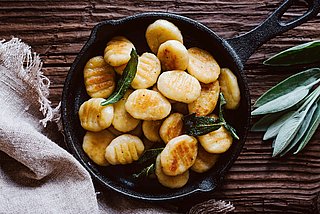 Gebratene Gnocchi in einer Pfanne