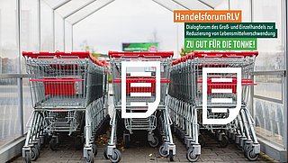 Mehrere Einkaufswägen eines Supermarkts