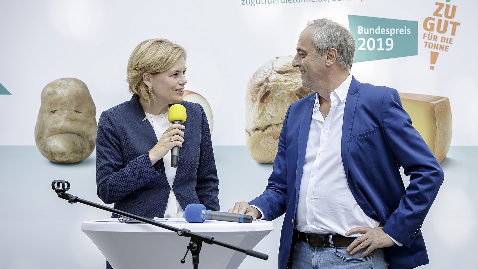 Bundeslandwirtschaftministerin Klöckner und Christian Rach unterhalten sich.